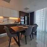 Grand Sapphire Luxury Two Bedroom Apartamento Trikomo
