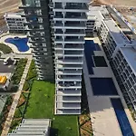 Grand Sapphire Luxury Two Bedroom Apartamento Trikomo