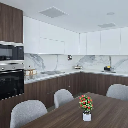 Grand Sapphire Luxury Two Bedroom Apartamento Trikomo