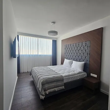 Grand Sapphire Luxury Two Bedroom Apartamento Trikomo
