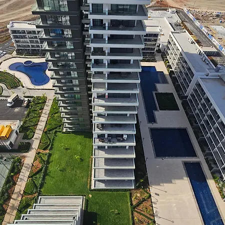 Grand Sapphire Luxury Two Bedroom Apartamento Trikomo