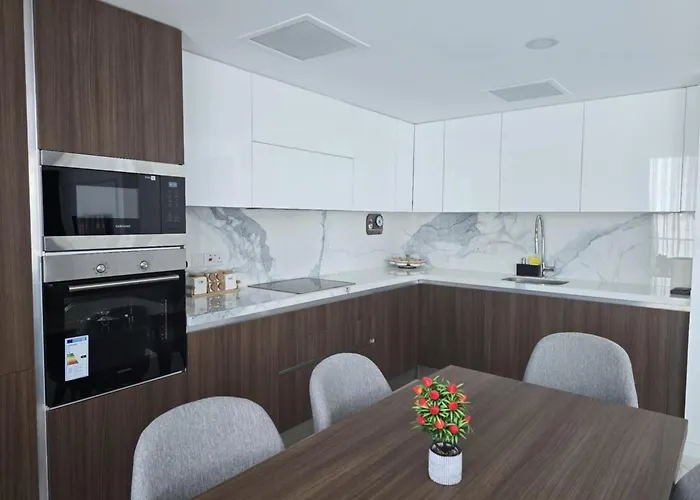 Grand Sapphire Luxury Two Bedroom דירה Trikomo
