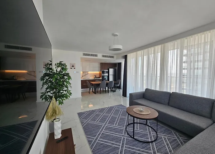 Grand Sapphire Luxury Two Bedroom דירה *